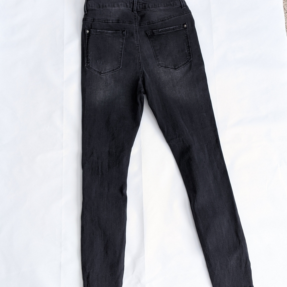 🌿HIGH RISE DISTRESSED JEANS🌿 - Picture 3 of 8